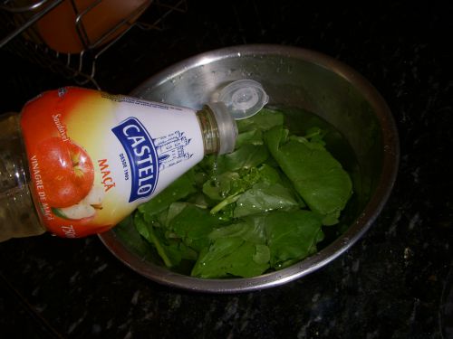 クレソンをリンゴ酢入りの水でつけるところ