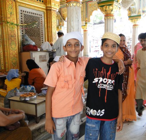 イスラムの帽子をかぶる少年たち