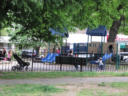 公園内にある、柵で囲まれた子どものエリア