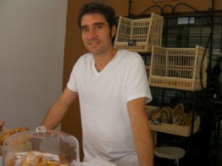 店主のダミエン氏はフランスのブルターニュ出身