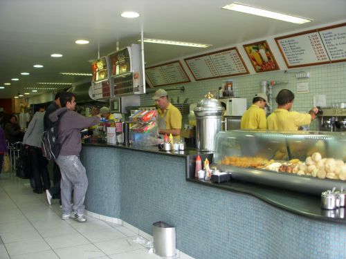 午前6時から営業しているバール