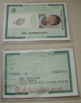 ブラジル国民が持っている身分証明書（裏と表）