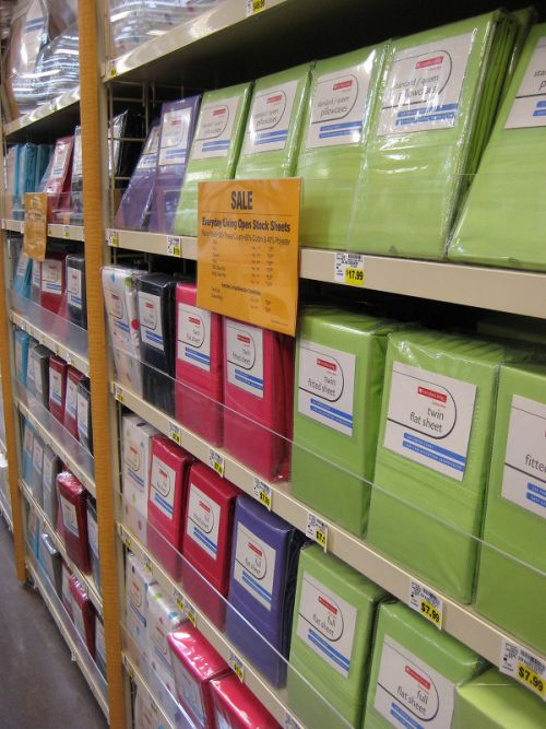 冬が終わり、寝具売り場に並ぶシーツもすっかり春色に