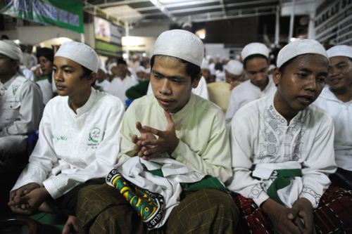 首都ジャカルタで行われた強硬派のイスラム擁護戦線の祈とう集会＝上松亮介写す