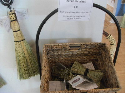 バスケットに入っているのはスクラブブラシ。ジャガイモを洗う時に使います