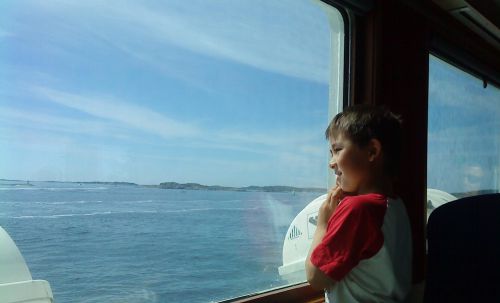 船内から眺める島々