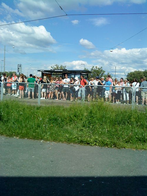 電停サルトホルメンには多くの人が電車を待っています