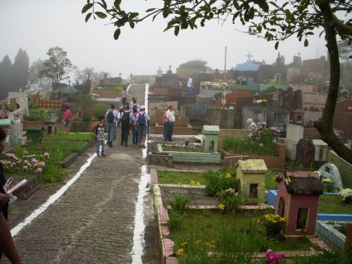 11月2日の「死者の日」はブラジルのお盆で墓地にはいつもより多くの人が故人を偲んで訪れます