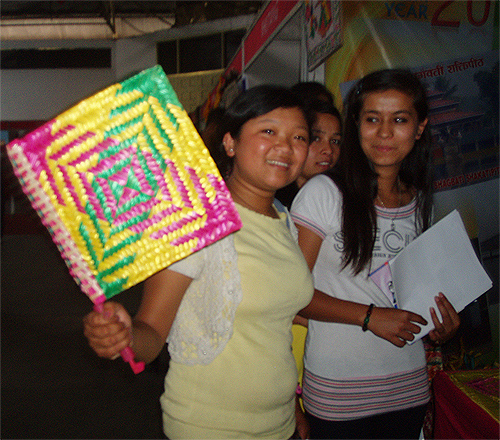 来場者も珍しそうにグルグル試し扇ぎ。