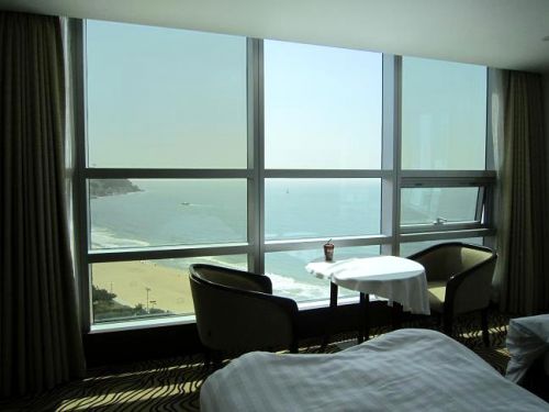 部屋の窓からはヘウンデビーチの素晴らしい眺めが…