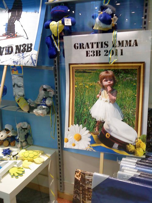 ストゥデンテンの時期にあわせ、雑貨屋では国旗の色をあしらったグッズが並びます。ストゥデンテンの祝典では、自分が子どもの頃の写真を額縁に飾って持ち歩くことが多くあります