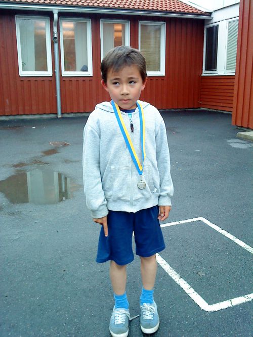 駆けっこ大会でもらうメダルの紐も、国旗と同じ青と黄色です