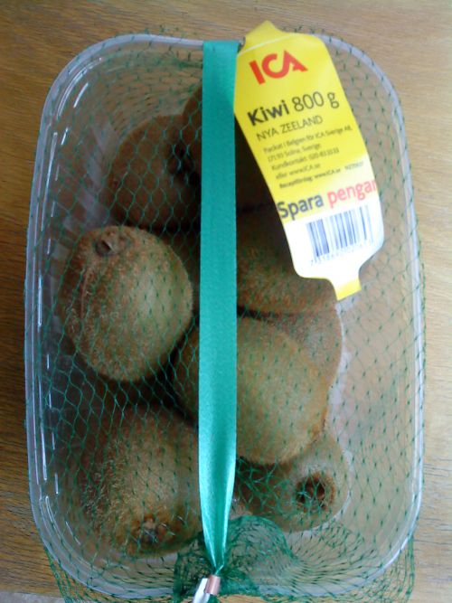 今年初めて買ったニュージーランド産のゼスプリキウイ、小粒ですがお徳用パックに入って販売されていました。近くに陳列されていたイタリア産のキウイよりは少し高価です