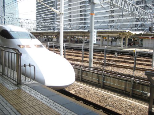 日本でステイケーションを実践するなら、新幹線で遠出よりも近所を散歩しましょう