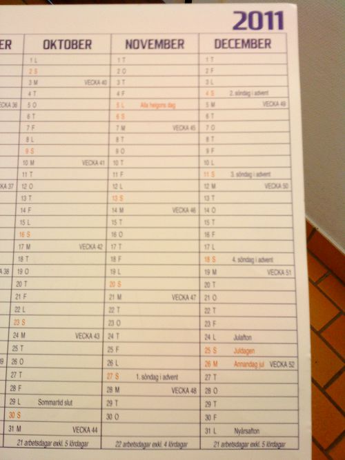 今年12月のカレンダー Julafton（クリスマスイブ）、Nyårsafton（大晦日）が土曜日です。クリスマスイブと大晦日は本来祝日に設定されていないので青字ですが、学校や企業は休日です