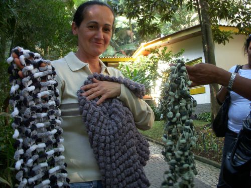 今年流行りだした毛糸で編んだマフラーやポンチョを持つ手芸愛好家の女性
