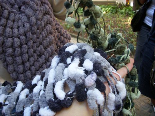 今年流行りだした毛糸で作ったマフラーやポンチョ