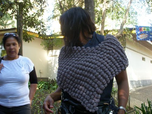 今年流行りだした毛糸で作ったポンチョを着た女性