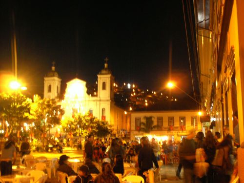 町の中央広場が多くの人でにぎわうサン・ルイス・ド・パライチンガのペンテコステ祭の一夜