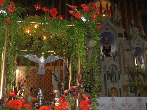 サン・ルイス・ド・パライチンガの教会内でのペンテコステ祭の装飾
