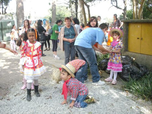 週末に学校で開催される6月の名物イベント、フェスタジュニーナの始まりを待つ子どもと大人たち