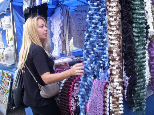 フェイラで販売されていた今年流行の毛糸で編まれたマフラー