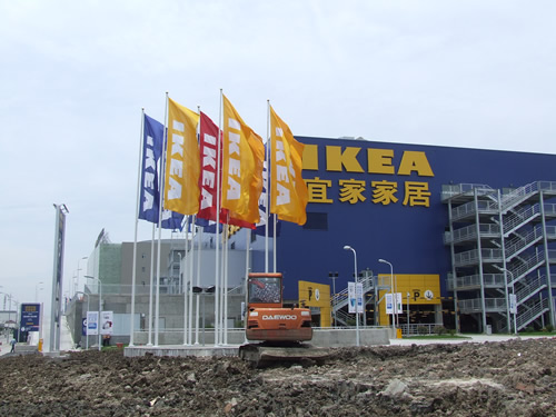 中国語ではIKEAを「宜家(Yí jiā)」と呼びます。まだ建物周辺の整備が続いています。