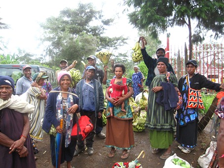たくさんのバナナなどをもらって上機嫌のお嫁さん方の村人