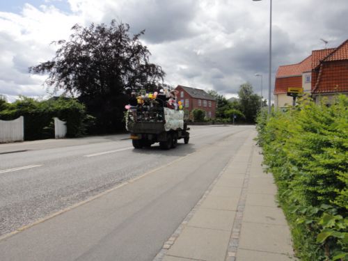 同じ道で今度は地味なトラック