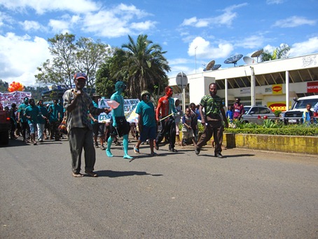 全身緑のペイントで塗りたくった人々