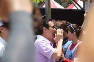 参加している選手達を激励する馬英九総統（写真中央のサングラス姿の男性）