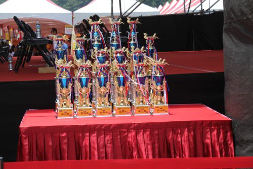 ステージ横に設置されたトロフィー