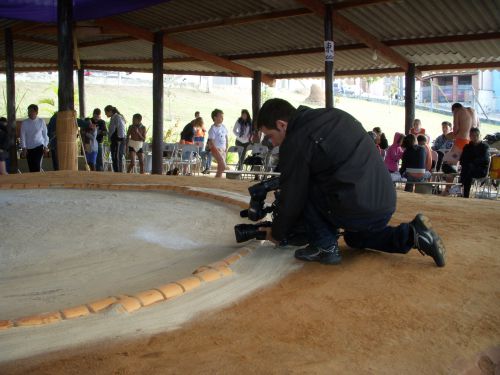 土俵に撒かれた塩を撮影するブラジルのテレビ局の撮影者