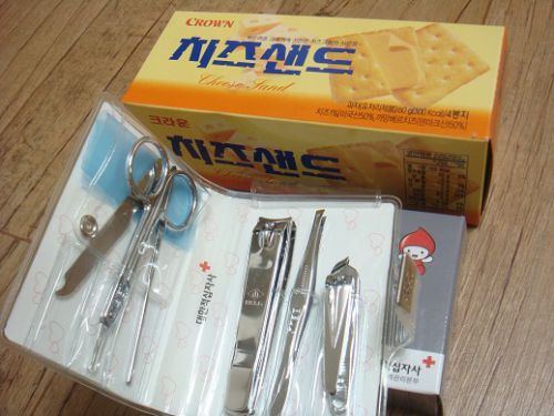 お菓子と爪きりセット