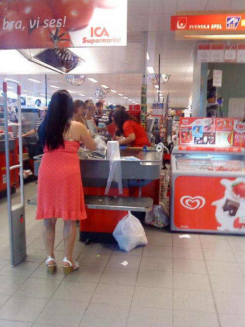 座ってレジを打つ、ごく一般的なスウェーデンのスーパーの光景