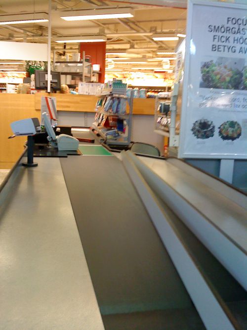 レジには、レジの高さに合わせたイスが備え付けられています