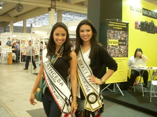 会場で通りすがった２０１１年のミス･日系候補の女性二人