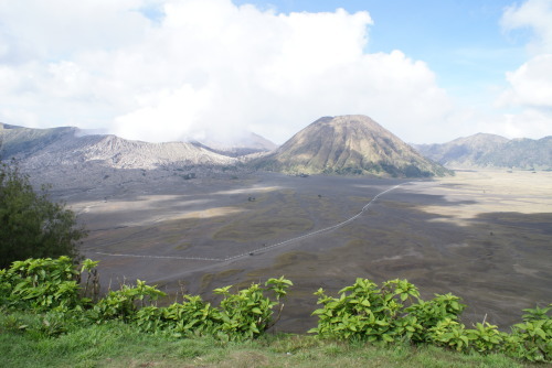 ブロモ山の山頂。火口のふもとに小さく見えるのはヒンドゥー教の寺院＝2008年11月に撮影