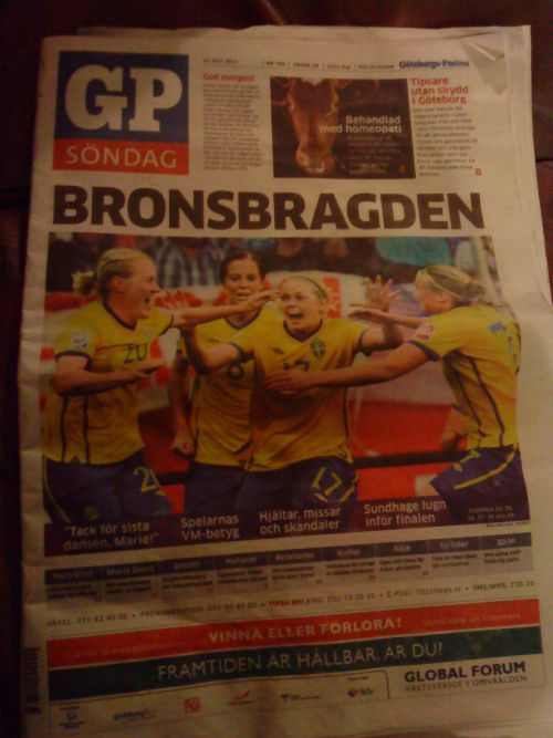 17日の新聞、Göteborgs Postenの表紙、女子サッカーで銅を獲得し喜ぶ選手団。女子サッカーの記事だけで5面に記載されていました