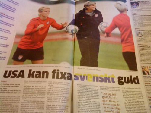 同じく17日のGöteborgs Postenより、決勝戦前の記事。「アメリカは‘スウェーデンの金’をもらってくるだろう」と、過去に決勝戦に出場したことが多いアメリカに期待がかかり、日本が優勝するとは思ってもいなかったようです。（「スウェーデンの」を意味する単語が、スウェーデン国旗色になっています）