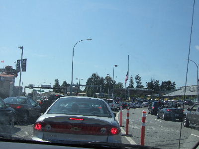 週末の国境は長蛇の列