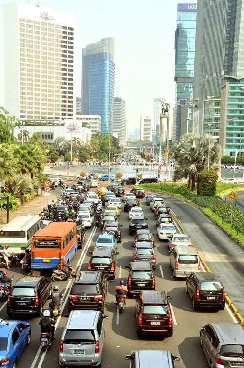 昼過ぎにジャカルタの中心部にあるロータリーで撮影。右側車線は大型バス専用レーンで、二輪車は左側２車線を走る決まり