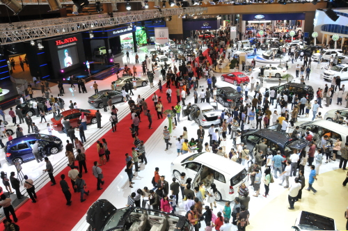 インドネシア国際モーターショーも会場。各社のブースでは、環境保護に対する取り組みや技術紹介も行われました