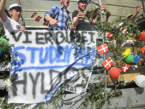 トラックの荷台ではビールは必需品！