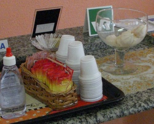 レストランのレジ近くにあるプラスチック容器、砂糖、ダイエット甘味料、お菓子など