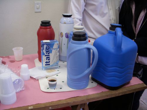 人の集まりで提供されるポットに入れられたコーヒーと牛乳、プラスチック容器など