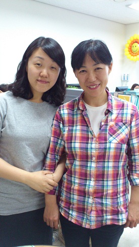 多文化家族支援センターのジ・ヒョンギョンさんと日本人のヒロコ先生