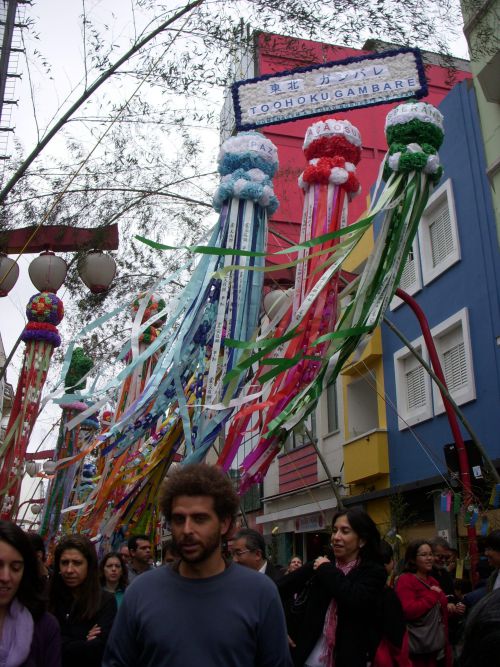 「東北ガンバレ」のメッセージがかけられたサンパウロの東洋人街の七夕祭りの装飾