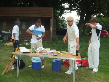 画像左の平べったいバットがクリケットバットです。試合の最中、プレイヤーもサンドイッチを食べながら優雅に時間を過ごします