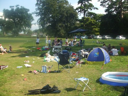 クリケットでは観戦者はおのおの勝手に食べたりテントはったりプールしたりして遊んでいます。試合を見に行ってるはずなのに、と始めは変な感じがしたものでした